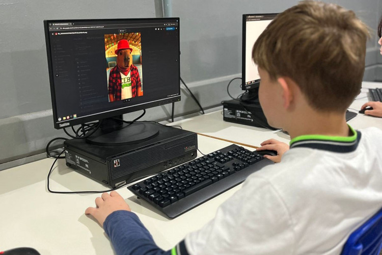 Com IA, alunos de colégio em Maringá criam capivara virtual que tira dúvidas no Instagram