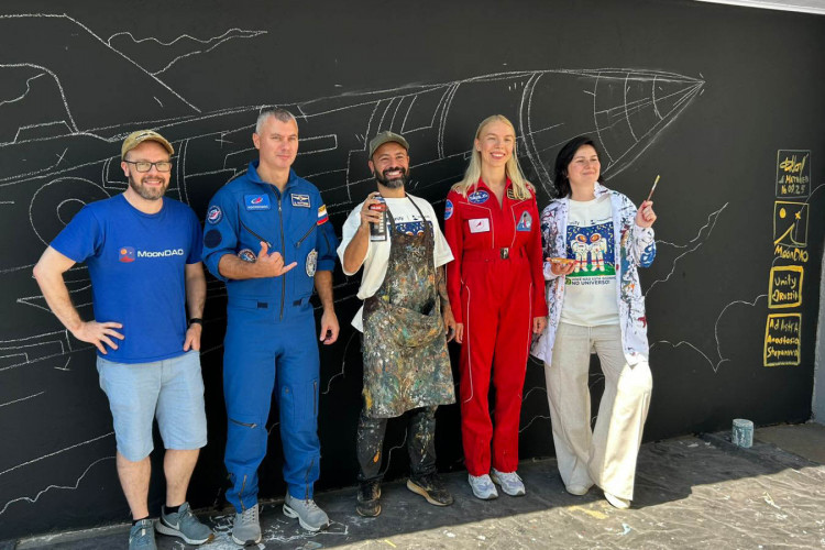 Colégio estadual recebe visitas de cosmonautas russos em ação de apoio a crianças em tratamento de câncer