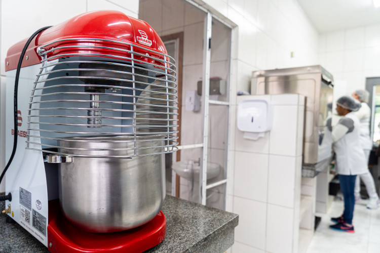 R$ 30 milhões: Estado entrega lava-louças e equipamentos para cozinhas de escolas estaduais