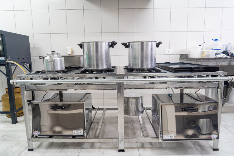 R$ 30 milhões: Estado entrega lava-louças e equipamentos para cozinhas de escolas estaduais