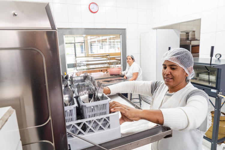 R$ 30 milhões: Estado entrega lava-louças e equipamentos para cozinhas de escolas estaduais
