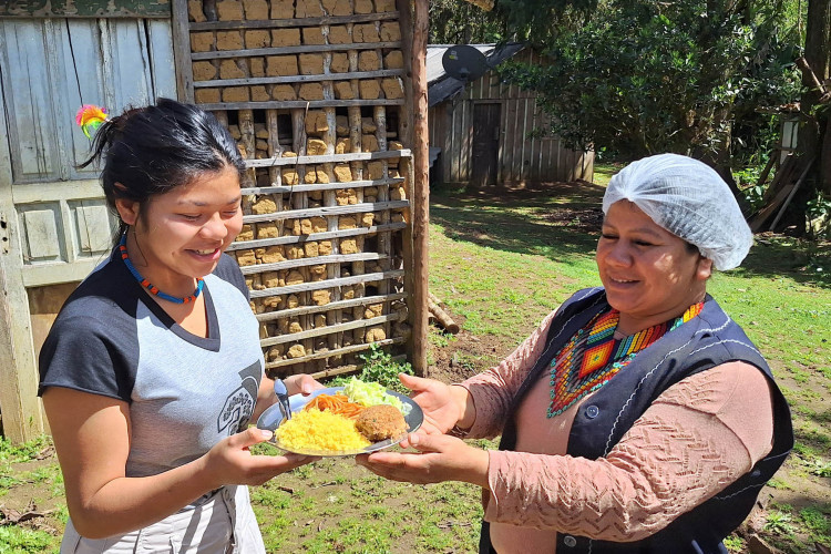 Escola indígena mescla pratos da cultura guarani ao cardápio tradicional no Litoral