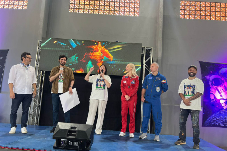 Colégio estadual recebe visitas de cosmonautas russos em ação de apoio a crianças em tratamento de câncer