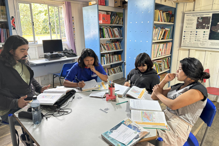 Escola indígena mescla pratos da cultura guarani ao cardápio tradicional no Litoral