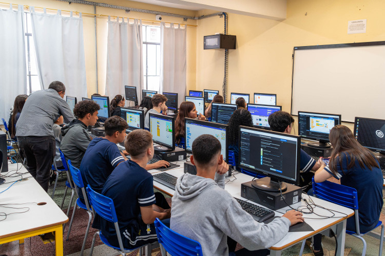 Paraná é estado com maior proporção de laboratórios de informática, aponta Anuário