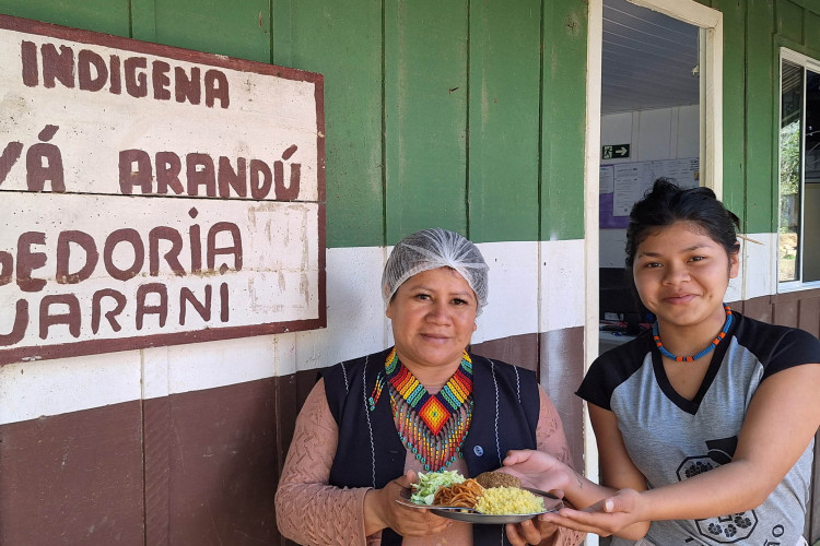 Escola indígena mescla pratos da cultura guarani ao cardápio tradicional no Litoral