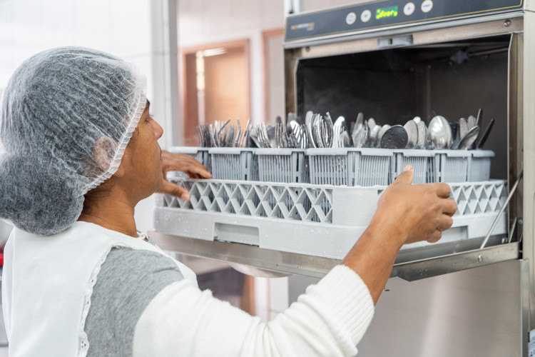 R$ 30 milhões: Estado entrega lava-louças e equipamentos para cozinhas de escolas estaduais