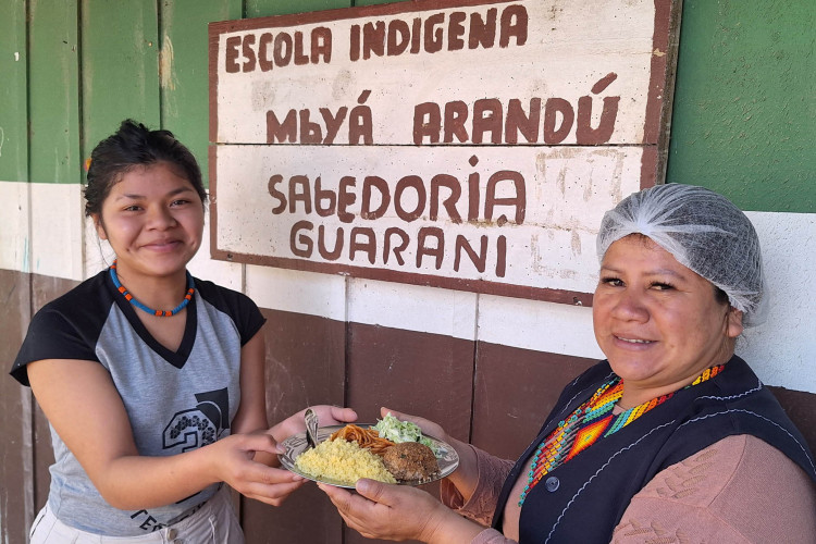 Escola indígena mescla pratos da cultura guarani ao cardápio tradicional no Litoral