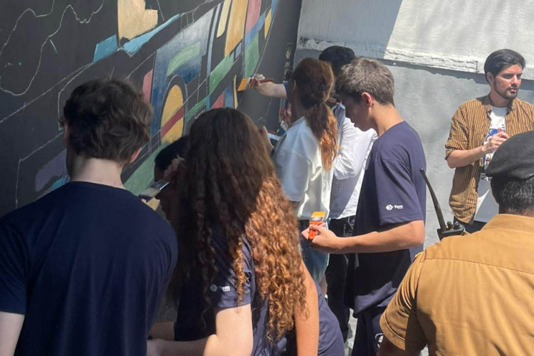 Colégio estadual recebe visitas de cosmonautas russos em ação de apoio a crianças em tratamento de câncer