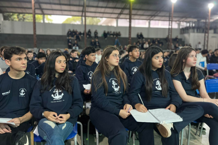Colégio estadual recebe visitas de cosmonautas russos em ação de apoio a crianças em tratamento de câncer