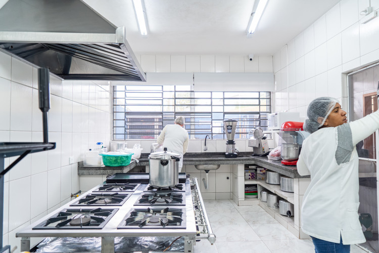 R$ 30 milhões: Estado entrega lava-louças e equipamentos para cozinhas de escolas estaduais