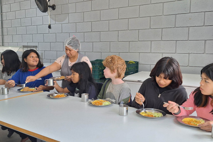 Escola indígena mescla pratos da cultura guarani ao cardápio tradicional no Litoral