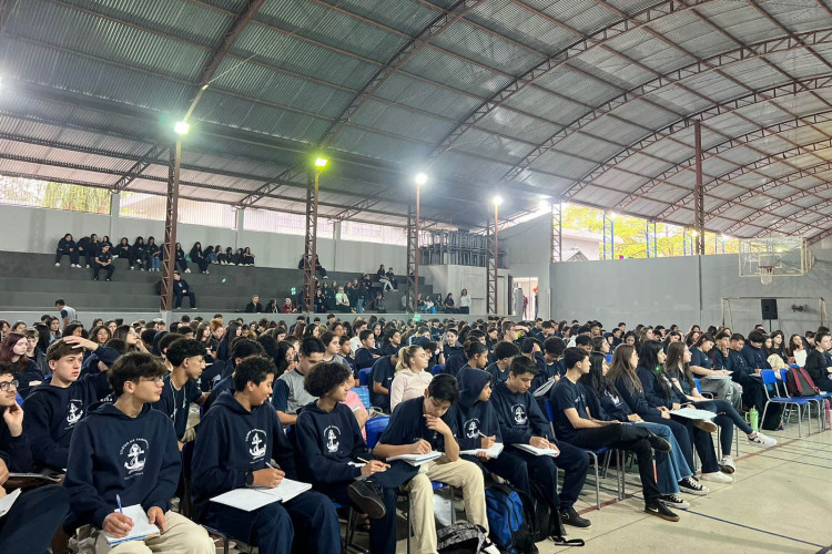 Colégio estadual recebe visitas de cosmonautas russos em ação de apoio a crianças em tratamento de câncer