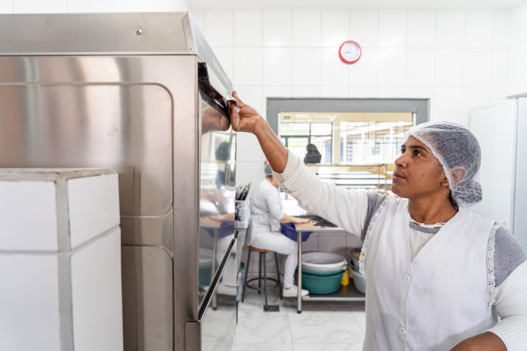 R$ 30 milhões: Estado entrega lava-louças e equipamentos para cozinhas de escolas estaduais