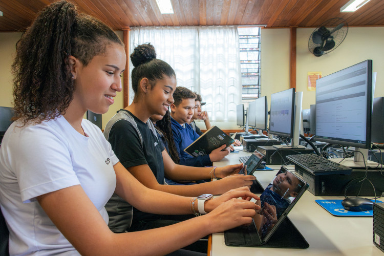 Paraná é estado com maior proporção de laboratórios de informática, aponta Anuário