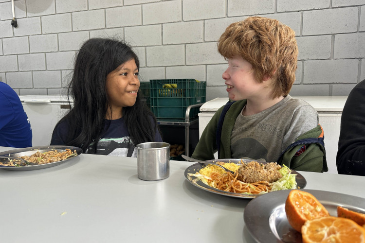Escola indígena mescla pratos da cultura guarani ao cardápio tradicional no Litoral