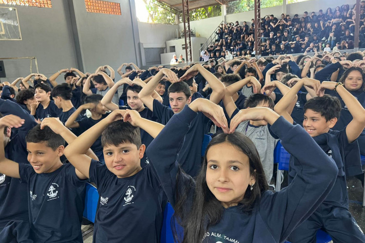 Colégio estadual recebe visitas de cosmonautas russos em ação de apoio a crianças em tratamento de câncer