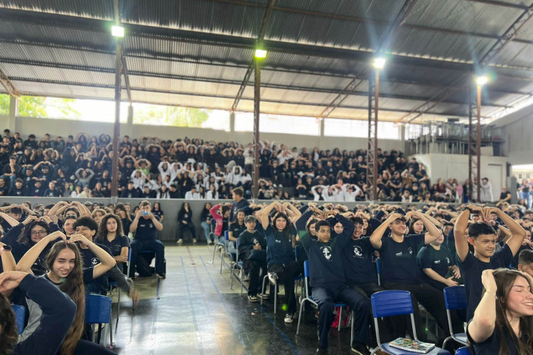 Colégio estadual recebe visitas de cosmonautas russos em ação de apoio a crianças em tratamento de câncer