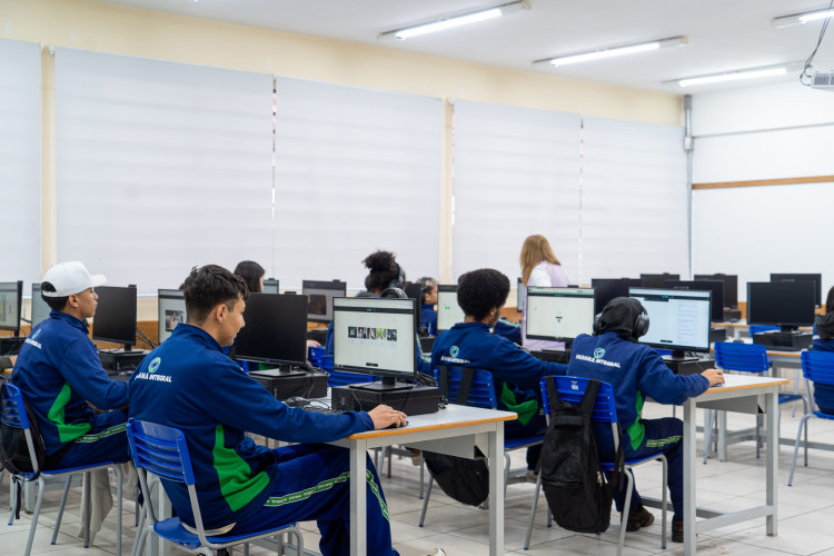 R$ 30 milhões: Estado entrega lava-louças e equipamentos para cozinhas de escolas estaduais