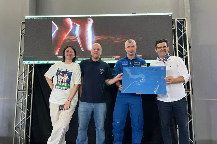 Colégio estadual recebe visitas de cosmonautas russos em ação de apoio a crianças em tratamento de câncer