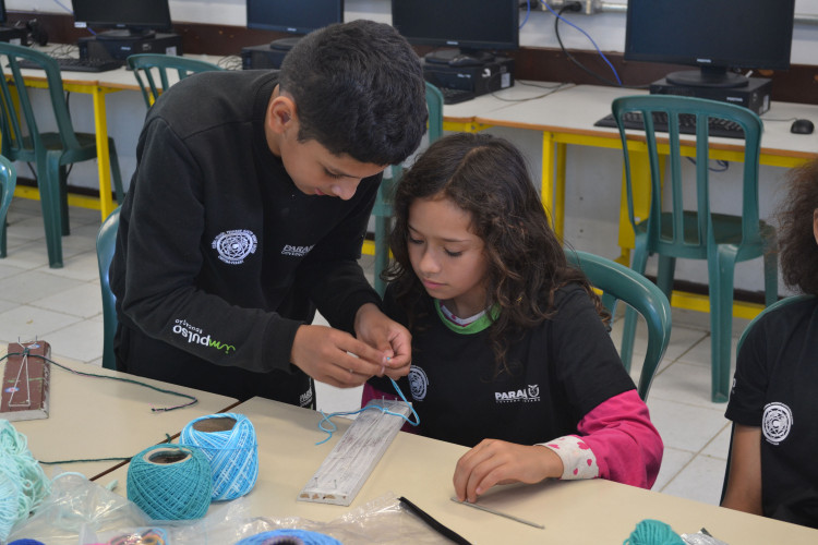Colégios do Parceiro da Escola promovem aulas de crochê para estimular a concentração