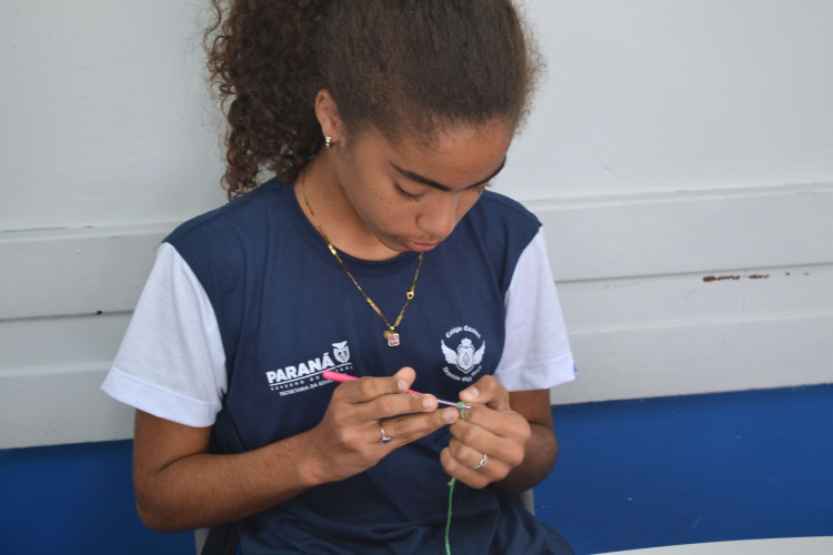 Colégios do Parceiro da Escola promovem aulas de crochê para estimular a concentração