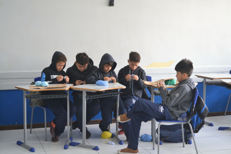 Colégios do Parceiro da Escola promovem aulas de crochê para estimular a concentração