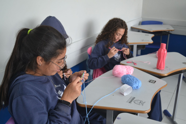 Colégios do Parceiro da Escola promovem aulas de crochê para estimular a concentração