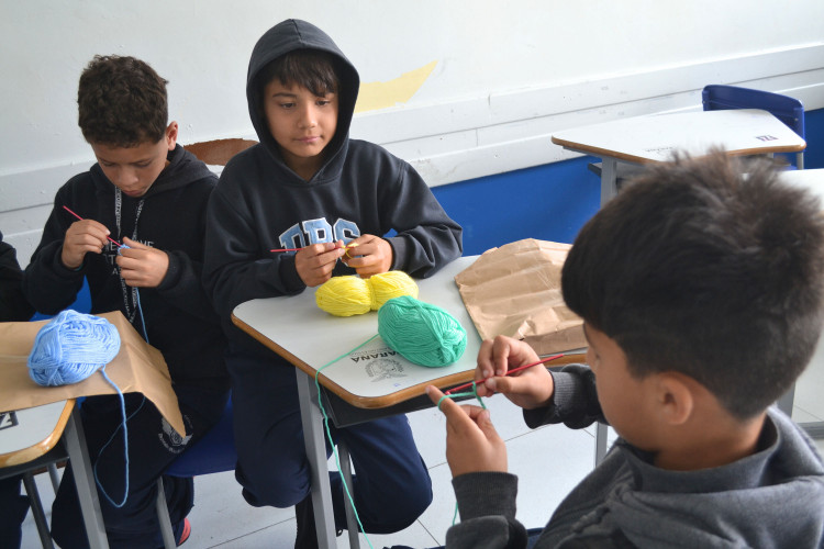 Colégios do Parceiro da Escola promovem aulas de crochê para estimular a concentração
