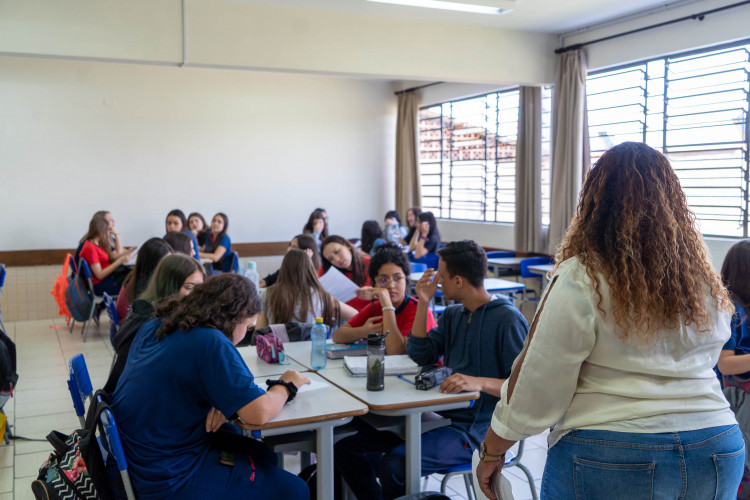 Paraná reduz abandono e atraso escolar e se destaca entre os melhores do Brasil