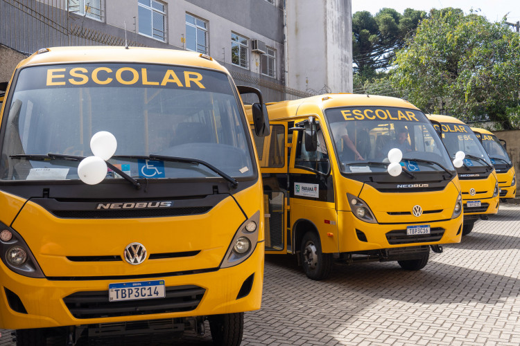 Governo entrega novos ônibus a colégios agrícolas para atividades práticas dos alunos