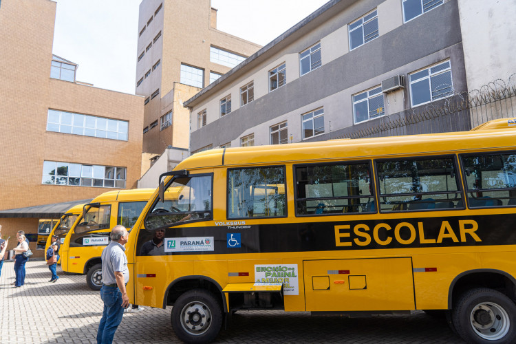 Governo entrega novos ônibus a colégios agrícolas para atividades práticas dos alunos