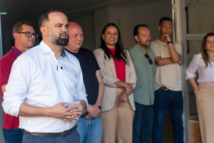 Governo entrega novos ônibus a colégios agrícolas para atividades práticas dos alunos