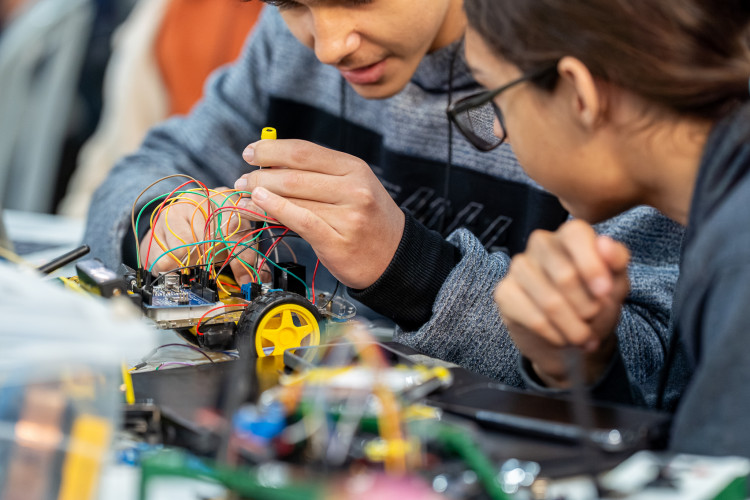 Salão de Robótica de Curitiba reúne alunos de todo o Paraná nesta sexta e sábado