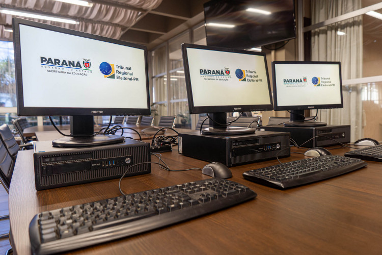 Escolas da rede estadual do Paraná recebem computadores do Tribunal Regional Eleitoral