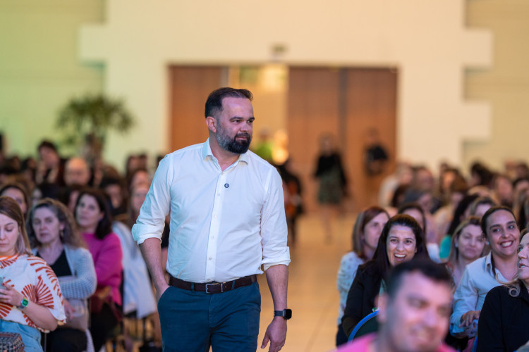 Estado reúne 800 professores para discutir expansão da formação continuada