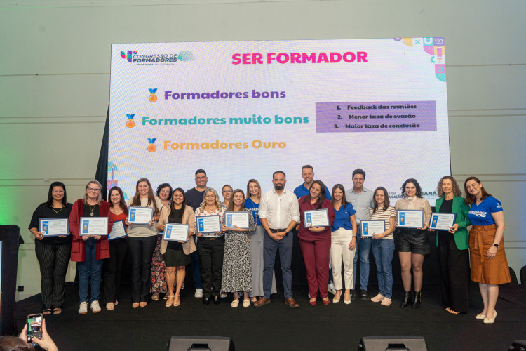 Estado reúne 800 professores para discutir expansão da formação continuada