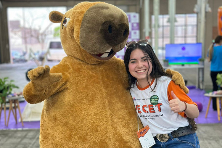 Alunas da rede estadual vão apresentar na Índia calculadora para deficientes visuais