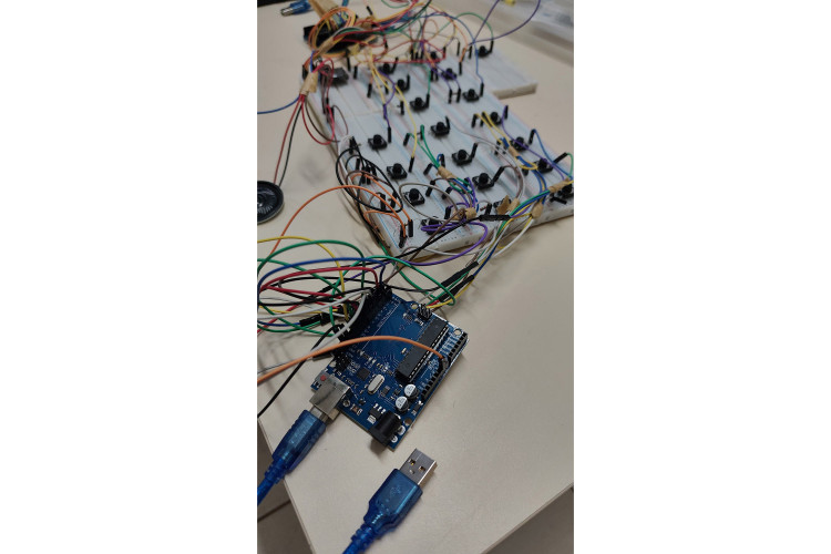 Alunas da rede estadual vão apresentar na Índia calculadora para deficientes visuais