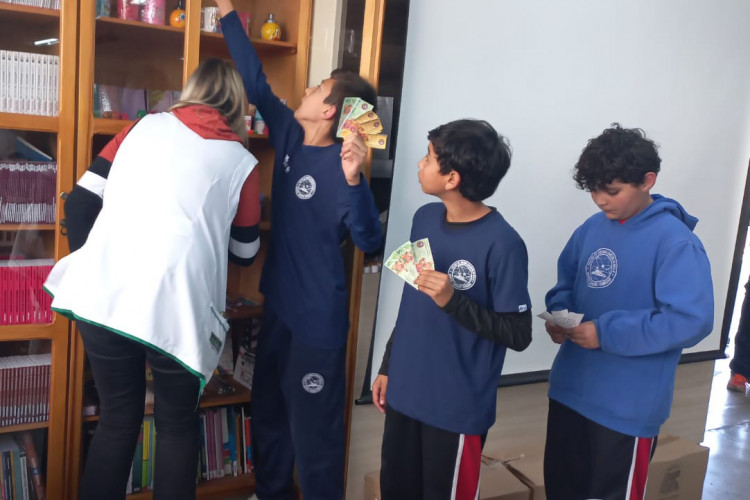 Guarazinho: colégio do Paraná implementa “moeda” para incentivar frequência de alunos