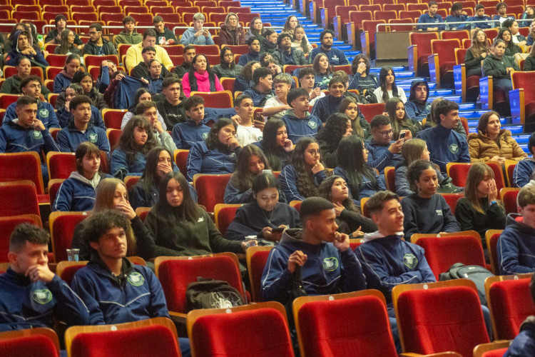 Aulão reúne estudantes em Curitiba na reta final para avaliação do SAEB