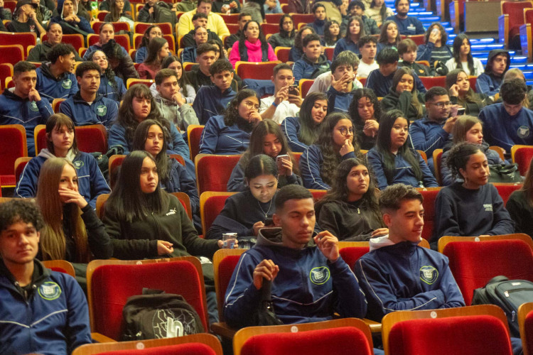 Aulão reúne estudantes em Curitiba na reta final para avaliação do SAEB