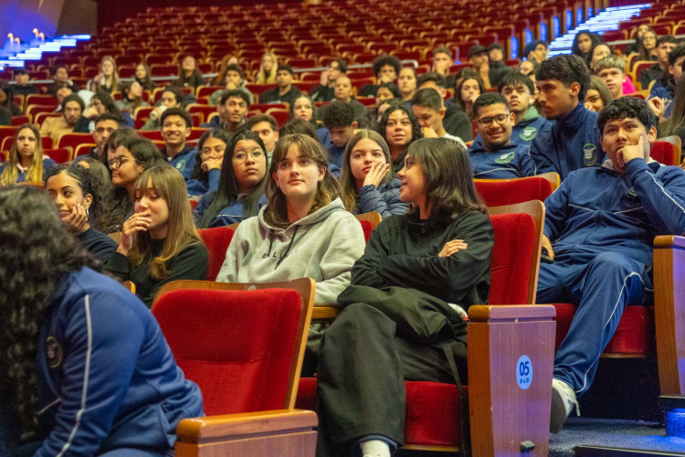 Aulão reúne estudantes em Curitiba na reta final para avaliação do SAEB