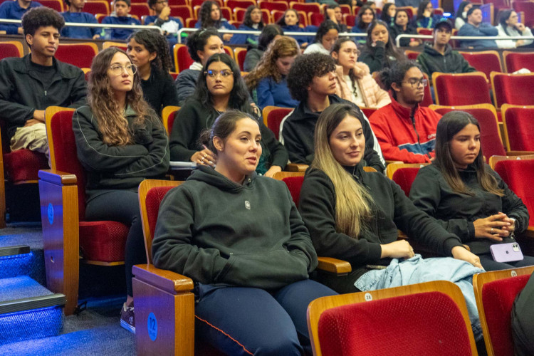 Aulão reúne estudantes em Curitiba na reta final para avaliação do SAEB