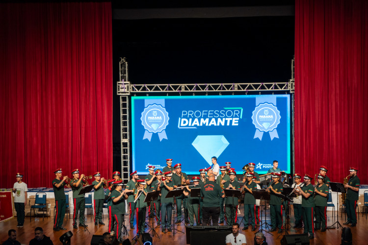 Estado começa a homenagear 5 mil educadores que inspiram alunos nas salas de aula