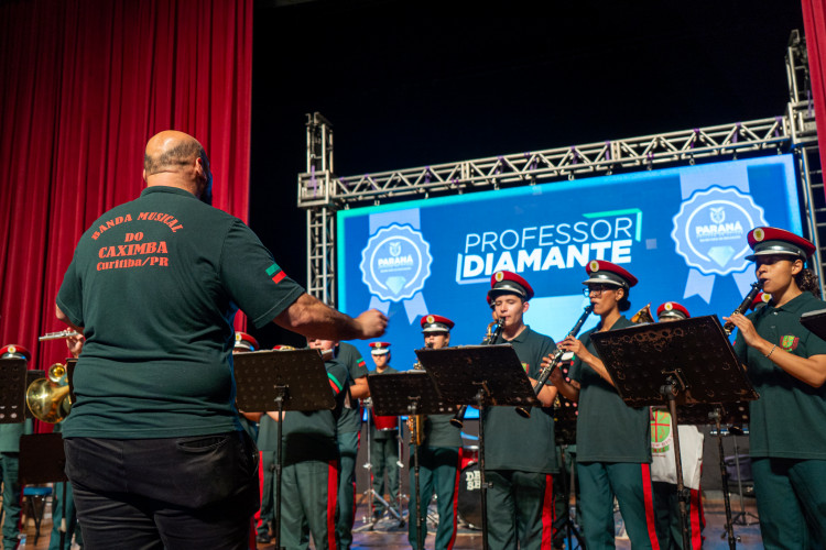 Estado começa a homenagear 5 mil educadores que inspiram alunos nas salas de aula