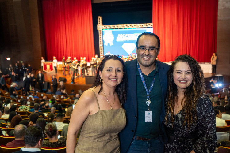 Estado começa a homenagear 5 mil educadores que inspiram alunos nas salas de aula