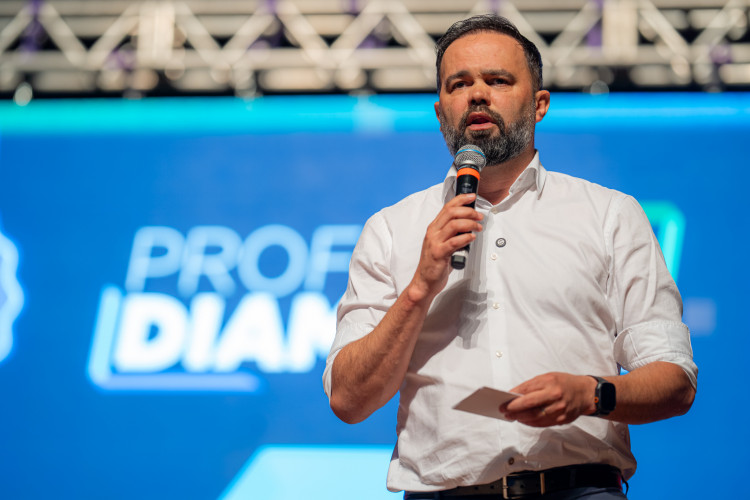 Estado começa a homenagear 5 mil educadores que inspiram alunos nas salas de aula