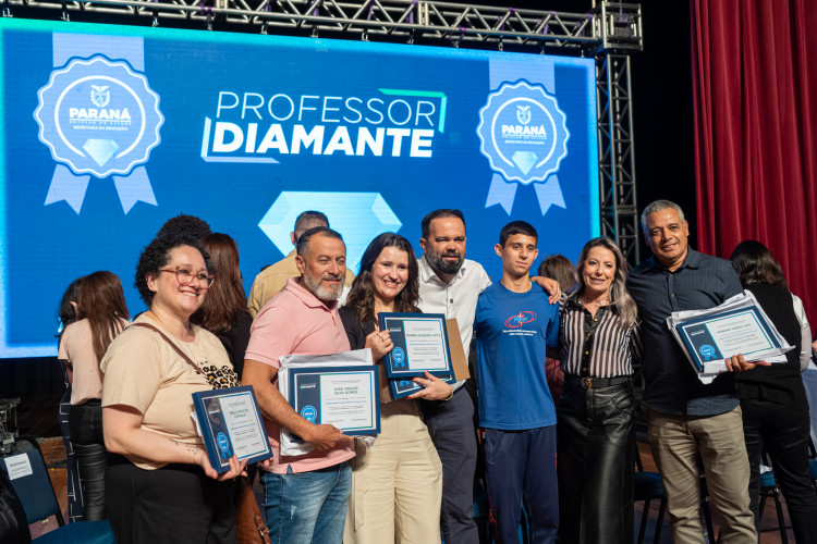 Estado começa a homenagear 5 mil educadores que inspiram alunos nas salas de aula