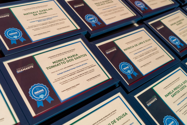 Estado começa a homenagear 5 mil educadores que inspiram alunos nas salas de aula